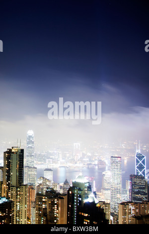 Il fantastico skyline di Hong Kong come si vede dal picco belvedere di notte. Imponenti strutture includono la ifc torri Foto Stock