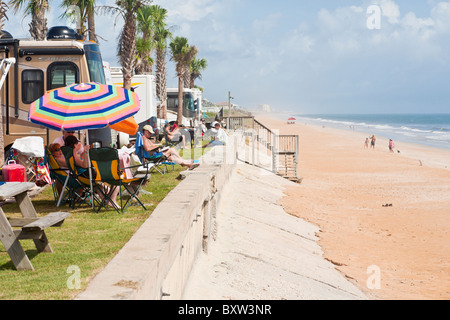 Camper godetevi la spiaggia a waterfront RV resort at Beverly Beach, Florida Foto Stock