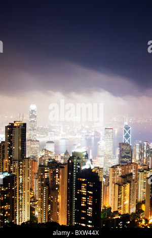 Il fantastico skyline di Hong Kong come si vede dal picco belvedere di notte. Imponenti strutture includono la ifc torri Foto Stock