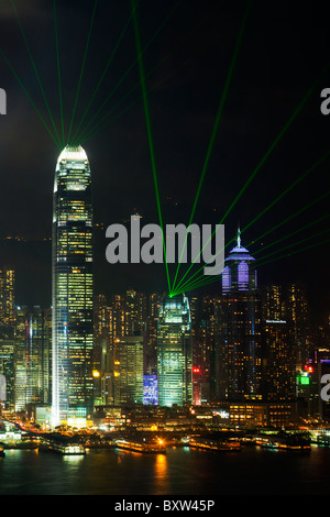 Questo spettacolo multimediale, la combinazione di luci, musica e narrazione coinvolge 19 edifici chiave sull'Isola di Hong Kong. Foto Stock