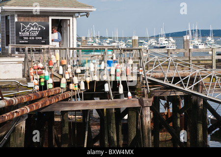 Lobster boe appendere sulla ringhiera davanti a Paolo Taxi d'acqua ed esca shop in città Wharf in Plymouth Massachusetts Foto Stock