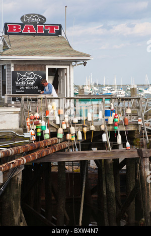 Lobster boe appendere sulla ringhiera davanti a Paolo Taxi d'acqua ed esca shop in città Wharf in Plymouth Massachusetts Foto Stock