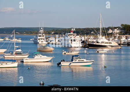 Barche ormeggiate a bassa marea nel porto di Plymouth all'alba in Plymouth Massachusetts Foto Stock