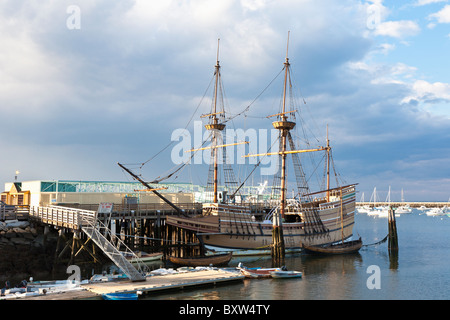 Mayflower II e altre imbarcazioni ormeggiate nel porto di Plymouth all'alba in Plymouth Massachusetts Foto Stock