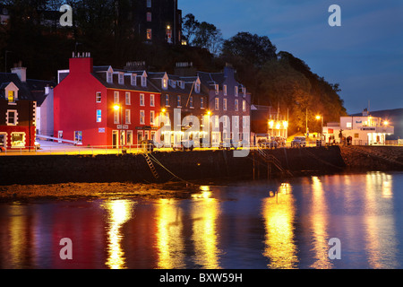 Waterfront al crepuscolo, Tobermory, Isle of Mull, Scotland, Regno Unito Foto Stock