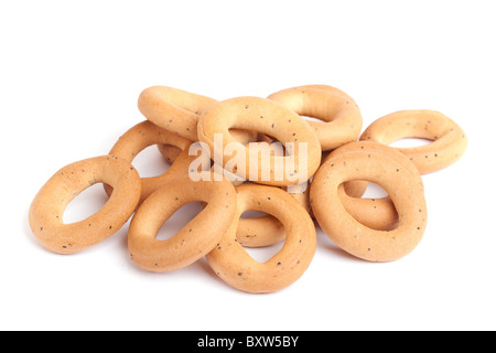 Gli anelli di pane isolati su sfondo bianco. Foto Stock