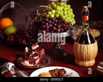 Artistico di vita ancora di festosa cena su un tavolo Foto Stock