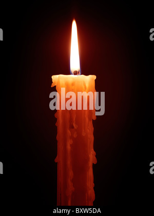 Candela che brucia isolati su sfondo nero Foto Stock