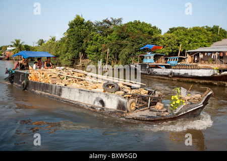 Il legno trasportato in barca nel Delta del Mekong, Vietnam Foto Stock