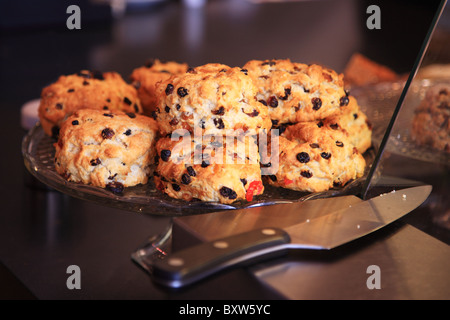 Cumulo di scones frutta pronto a mangiare Foto Stock