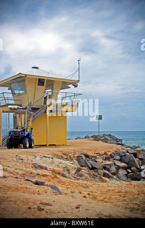 Lifesaving torre di guardia presso Noosa capi spiaggia principale, nuvole nere e tempesta di avvicinamento Foto Stock