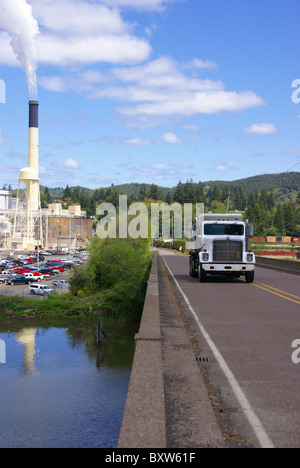 Carrello attraversando ponte in prossimità della pasta di legno e della carta mill, Toledo, Oregon Coast Foto Stock