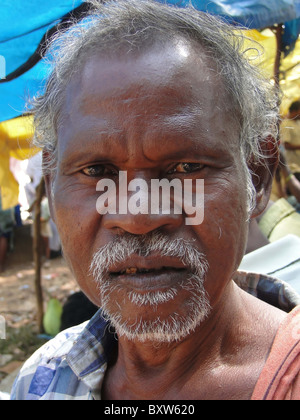 L Orissa, INDIA - NOV 10 -Tribal uomo pone per ritratto al mercato settimanale il Nov 10, 2009 in Orissa (India). Foto Stock