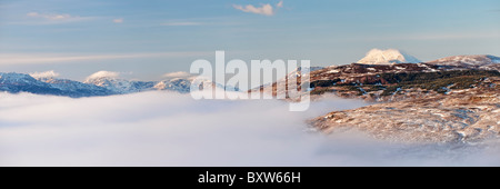 Vista panoramica di Ben Lomond al di sopra di una nebbia copriva Loch Lomond. Dalla vetta del CONIC, vicino a Balmaha, Drymen, Scotland, Regno Unito. Foto Stock