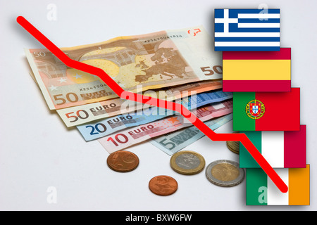 Crisi monetaria del simbolo euro immagine per la perdita di valore dell'euro con le bandiere dei cosiddetti maiali membri (piggs) Foto Stock