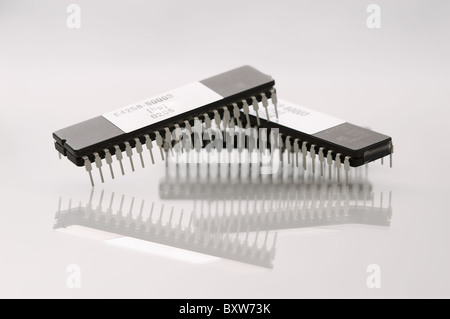 Tre chip EPROM su sfondo bianco Foto Stock