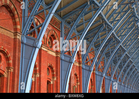 Dettaglio del tetto alla stazione ferroviaria internazionale di St Pancras Station di Londra. Foto Stock