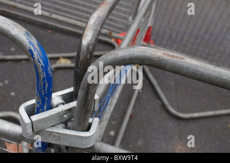 Folla rinforzata barriera di controllo in fase di preparazione per gli studenti protestano contro le tasse di iscrizione Foto Stock