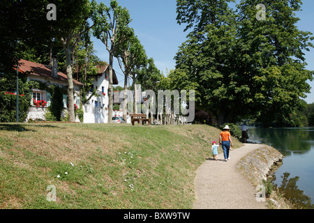 Saint-Maur-des-Fossés(94) : Immobiliare sulle rive del fiume Marne Foto Stock