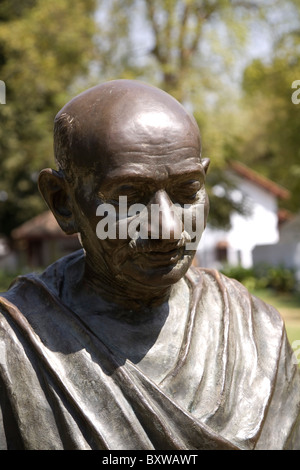 Statua del Mahatma Gandhi nel Sabarmati Ashram (noto anche come Gandhi o Satyagraha o Harijan Ashram) in Ahmedabad, India. Foto Stock