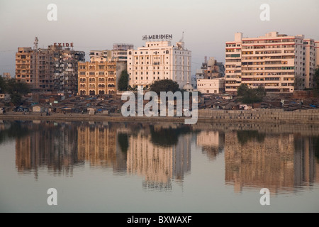 Il Riverside baraccopoli in Ahmedabad, Gujarat, India. Foto Stock