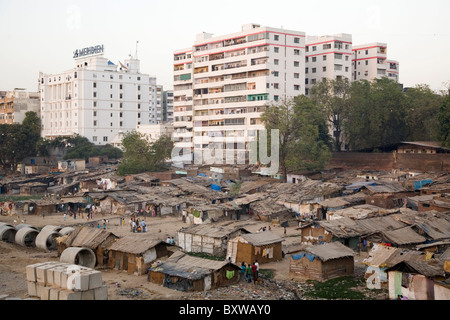 Il Riverside baraccopoli in Ahmedabad, Gujarat, India. Foto Stock