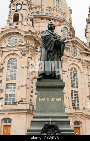 Il riformista Martin Lutero statua che si trova nella parte anteriore della Frauenkirche barocca Chiesa di Nostra Signora di Dresda in Sassonia Germania Europa Foto Stock