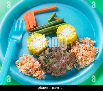 Bambini a casa fatta di hamburger vegetali con auto e una strada del riso - Con ricetta Foto Stock