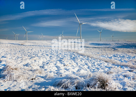 Le turbine eoliche in presenza di neve e di gelo a Whitelee wind farm, Eaglesham Moor, vicino a Glasgow, Scozia Foto Stock