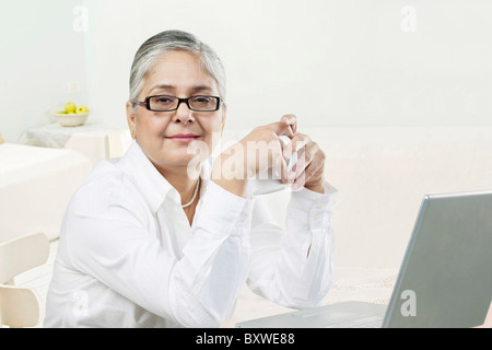 Vecchia donna con un laptop Foto Stock