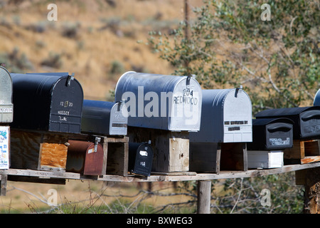 Cassette postali schierate per la consegna della posta in una zona rurale vicino Challis, Idaho, Stati Uniti d'America. Foto Stock