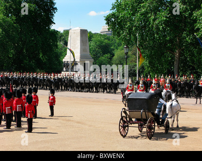 Troopng il colore,tradizionale , Londra,Uk,inglese evento annuale nella sfilata delle Guardie a Cavallo. Foto Stock