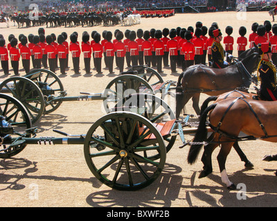 Troopng il colore,tradizionale , Londra,Uk,inglese evento annuale nella sfilata delle Guardie a Cavallo. Foto Stock