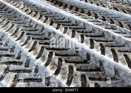 Tracce di pneumatici nella neve e nel ghiaccio Foto Stock