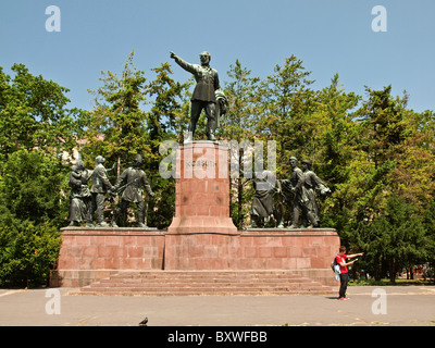 Lajos Kossuth monumento di KIossuth Ter (Kossuth plaza) vicino al parlamento ungherese edificio in Budapest. Foto Stock