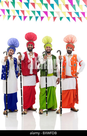 Gli uomini di religione sikh in posa con Khundis Foto Stock
