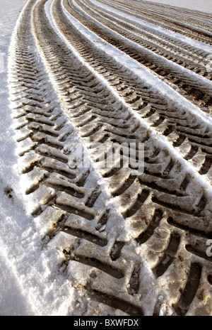 Tracce di pneumatici nella neve e nel ghiaccio Foto Stock