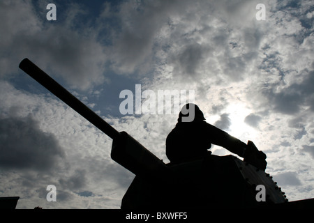 Un soldato seduto nel serbatoio al pubblico dell'esercito open day Foto Stock