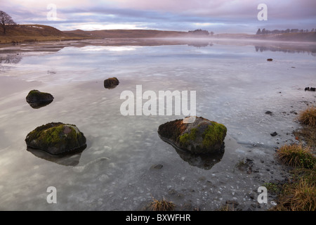 Poco Dam Loch, Eaglesham Moor, vicino a Glasgow, Scozia, ghiacciato con gelo invernale. Foto Stock