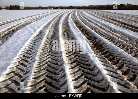 Tracce di pneumatici nella neve e nel ghiaccio Foto Stock