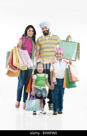 Famiglia con borse per lo shopping Foto Stock