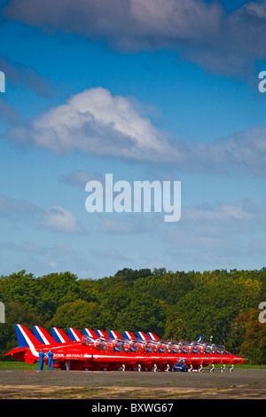 Le frecce rosse équipe di formazione in corrispondenza di dette ali e ruote display, Dunsfold Surrey UK 2010 Foto Stock