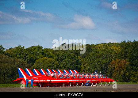 Le frecce rosse équipe di formazione in corrispondenza di dette ali e ruote display, Dunsfold Surrey UK 2010 Foto Stock