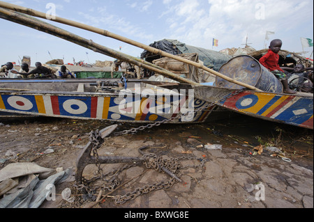 Piroghe e pinasses nel porto di Mopti, Mali Foto Stock