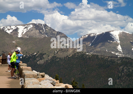 I turisti vista montagne rocciose da una scenografica si affacciano nel Parco Nazionale delle Montagne Rocciose, Colorado, Stati Uniti d'America. Foto Stock