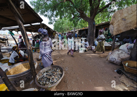 Scena di mercato vicino al porto di Mopti, Mali Foto Stock