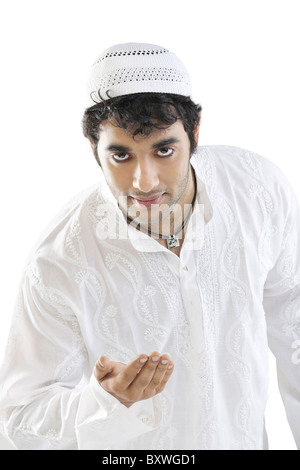 Uomo musulmano saluto Foto Stock