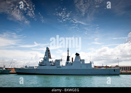 Royal Navy tipo 45 cacciatorpediniere HMS intrepida ancorata in Portsmouth Naval Dockyard England Regno Unito Foto Stock