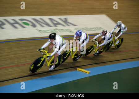 Bradley McGhee conduce australia team Pursuit squad via cycle racing UCI DI COPPA DEL MONDO IL REGNO UNITO Manchester Velodrome Aprile 2004 Foto Stock