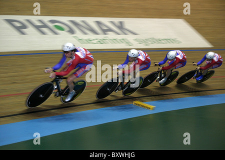 Il team britannico GB pursuit squad via cycle racing UCI DI COPPA DEL MONDO IL REGNO UNITO Manchester Velodrome Aprile 2004 Foto Stock